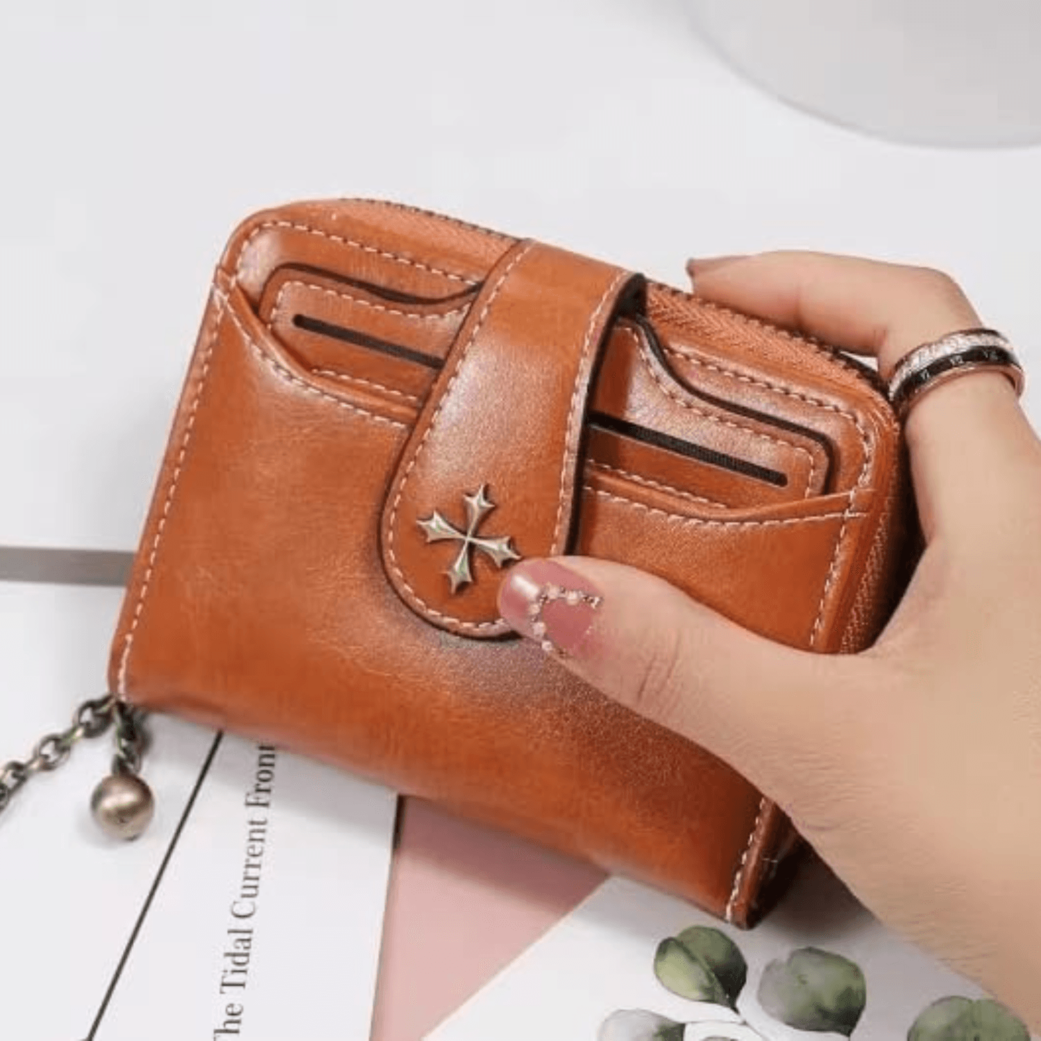 Geldbörse Damen, kleines portemonnaie auf dem tisch