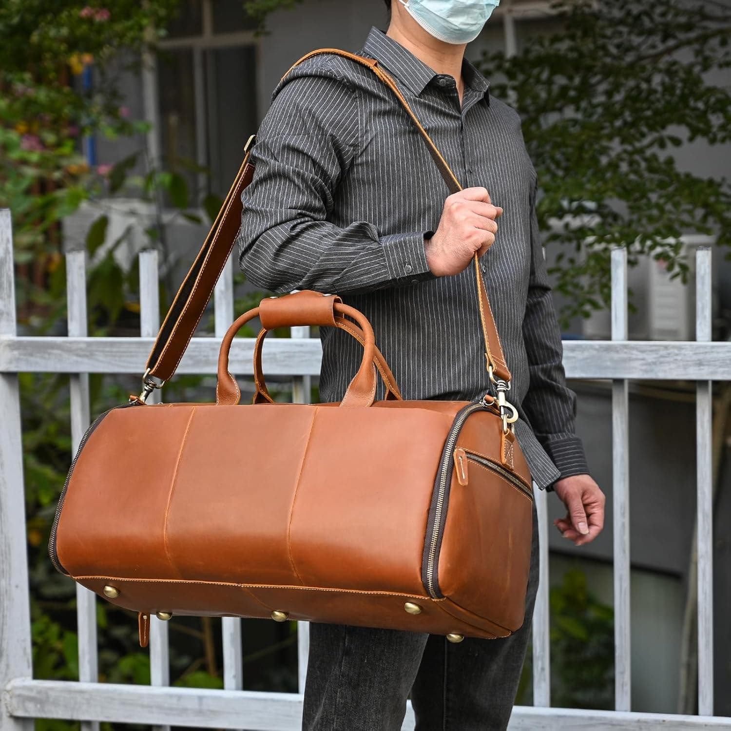 Leder Weekender Herren Damen mit einer person