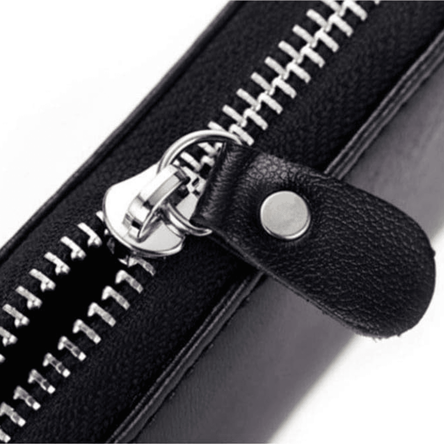 Nahaufnahme des schwarzen Lederschlüsseltui aus Leder für Herren Damen mit strukturiertem Muster, silbernem Reißverschluss mit Zuglasche und Druckknopf. Das elegante Design macht es perfekt als Schlüsselbund, Schlüsseltasche und Schlüssel-Organizer.
