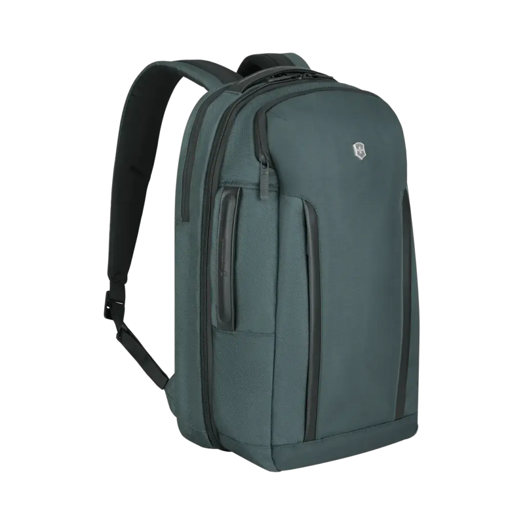 Ein dunkelgrüner Laptoprucksack mit schwarzen Reißverschlüssen und minimalistischem Design, mit einem kleinen silbernen Logo auf der Vorderseite und gepolsterten Schultergurten.