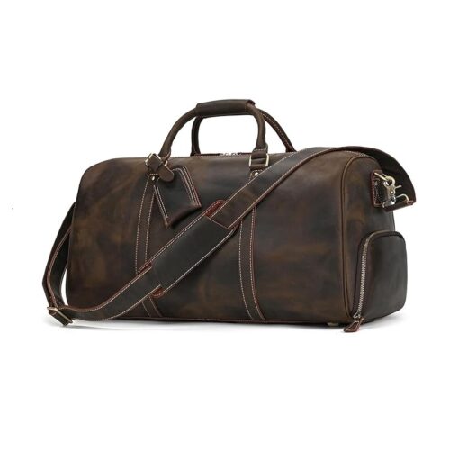 Ein brauner Weekender für Herren aus Leder mit weißen Nähten, Schultergurt, Tragegriffen und Gepäckanhänger. Diese geräumige Reisetasche für Herren verfügt über robuste Metallbeschläge und Reißverschlussdetails – perfekt für stilvolles Reisen oder das Fitnessstudio.