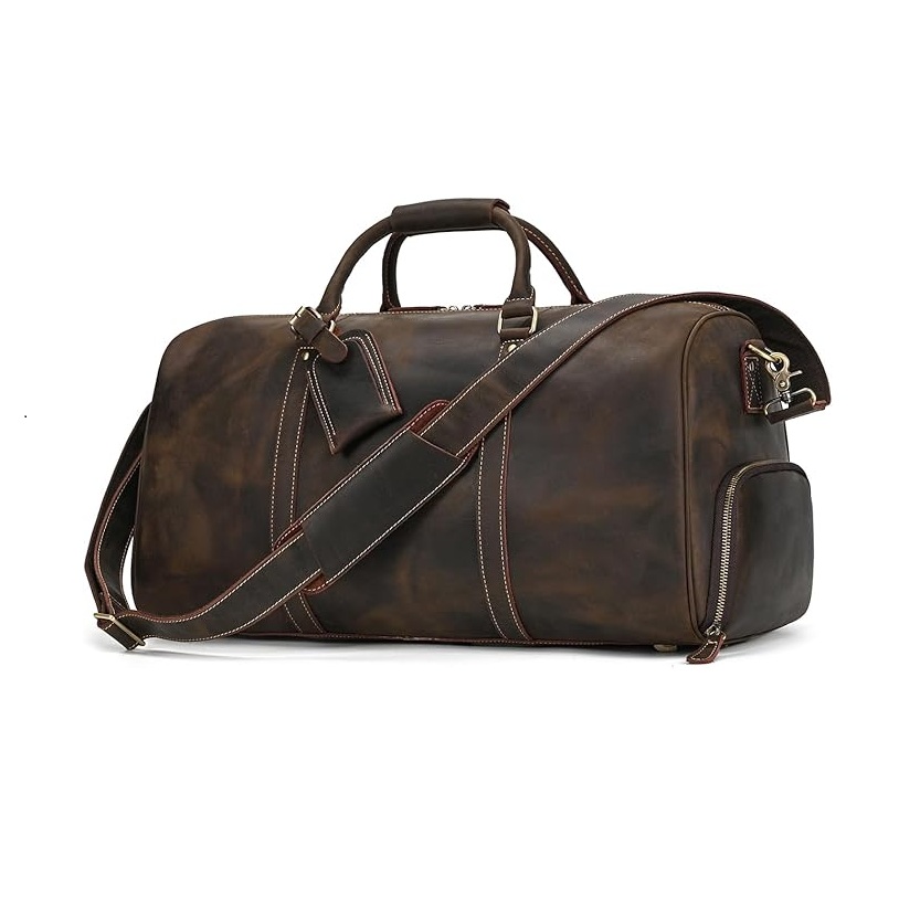 Ein brauner Weekender für Herren aus Leder mit weißen Nähten, Schultergurt, Tragegriffen und Gepäckanhänger. Diese geräumige Reisetasche für Herren verfügt über robuste Metallbeschläge und Reißverschlussdetails – perfekt für stilvolles Reisen oder das Fitnessstudio.