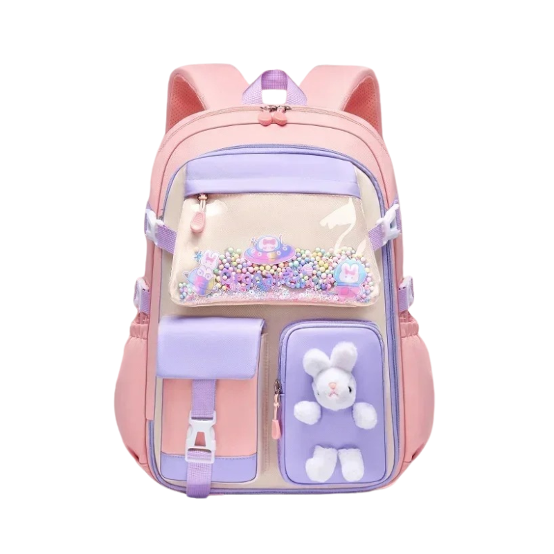 Ein rosa-lila Schulrucksack mit mehreren Taschen, durchsichtigen Einsätzen, bunten Perlen und einem kleinen weißen Plüschhasen – perfekt für die Einschulung jedes Mädchens.