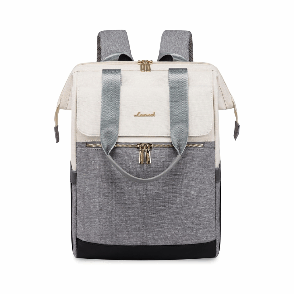 Ein stilvoller, moderner Damenrucksack mit beigen, grauen und schwarzen Farbblöcken, goldenen Reißverschlüssen, einer Vordertasche, zwei Tragegriffen, verstellbaren Trägern und Laptopfach. Der Markenname erscheint in goldener Schrift auf der Frontklappe.