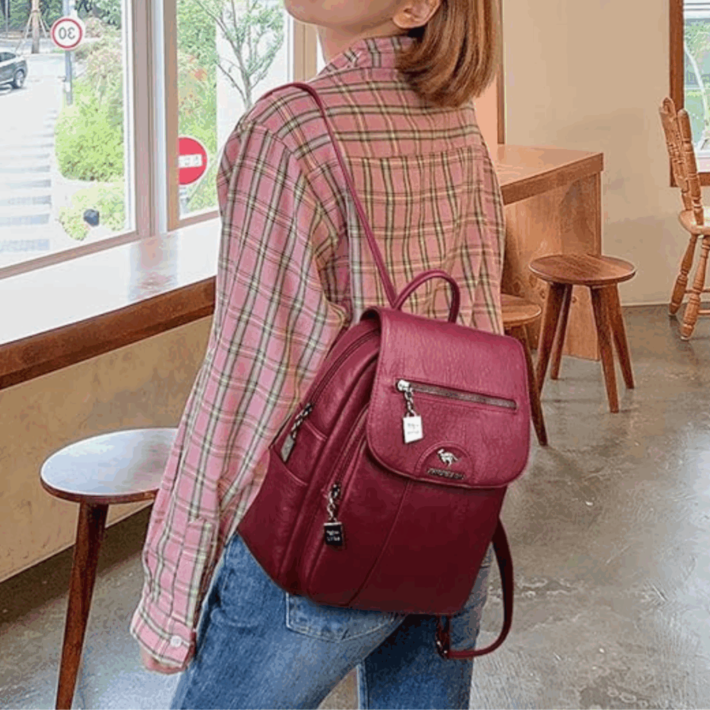 Lederrucksack Damen Elegant und modern mit einer person