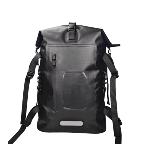 Ein schwarzer, wasserdichter 30-Liter-Schwimmrucksack mit verstellbaren Schultergurten, Schnallenverschluss oben, Vordertasche mit Reißverschluss, seitlichen Befestigungspunkten und einem kleinen Reflektorstreifen unten auf weißem Hintergrund.