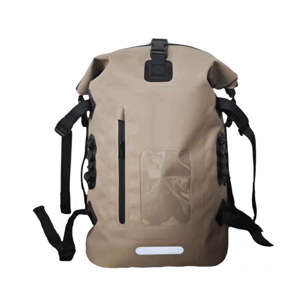 Beiger wasserdichter Schwimmrucksack mit schwarzen Riemen, einer Reißverschlusstasche vorne, einem durchsichtigen Kunststofffenster und einem Rollverschluss mit Schnalle. Diese robuste Tasche ist ideal für Outdoor-Aktivitäten und perfekt als Rucksack für Schwimmer.