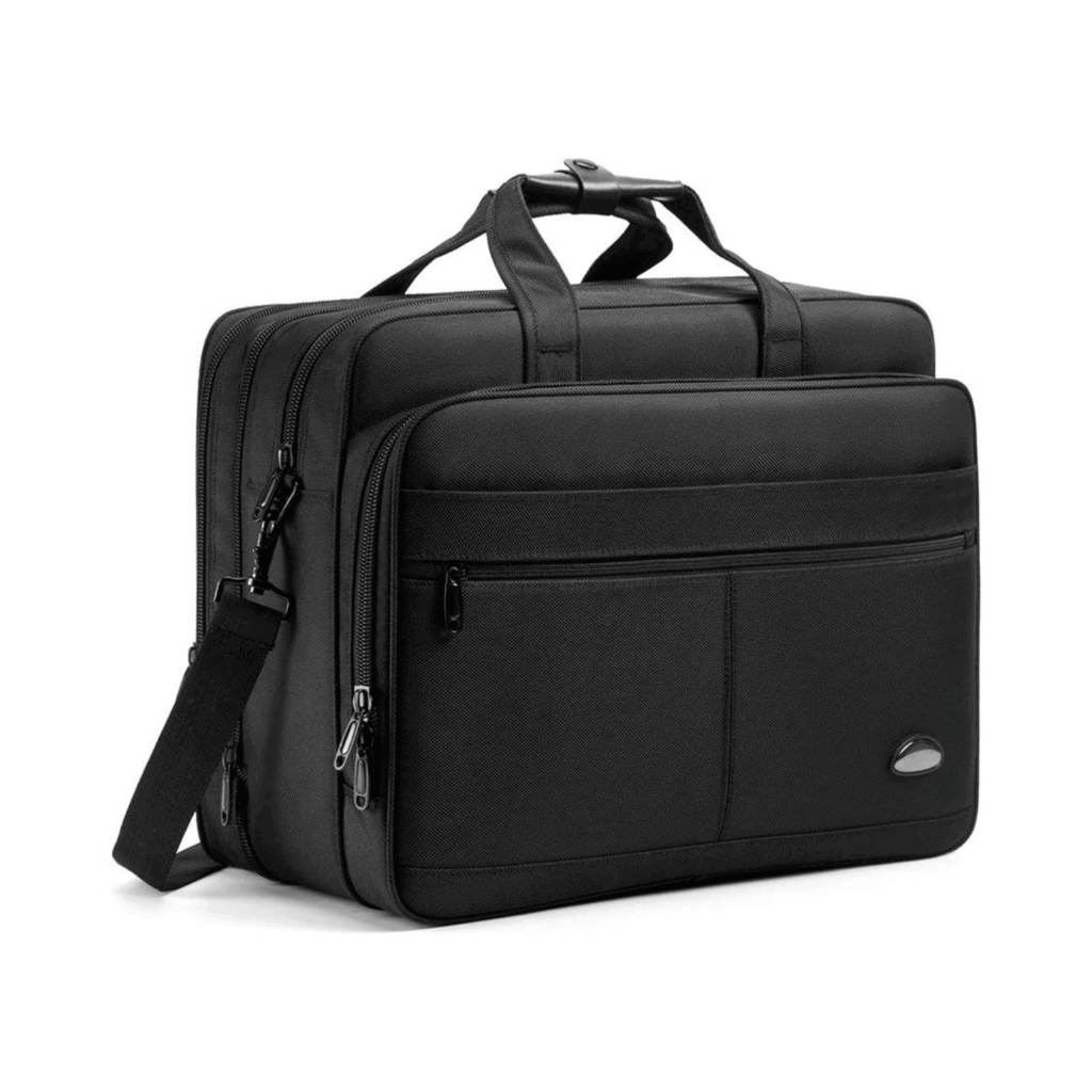 Eine schwarze Laptop-Umhängetasche mit mehreren Reißverschlussfächern, zwei Tragegriffen, einem abnehmbaren Schultergurt und einem kleinen Metalllogo auf der unteren Vordertasche, fotografiert vor einem weißen Hintergrund.