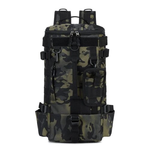 Ein Angelrucksack in schwarz-grünem Camouflage mit mehreren Riemen, Schnallen, einer kleinen Vordertasche und praktischem Rutenhalter, aufrecht vor weißem Hintergrund abgebildet.