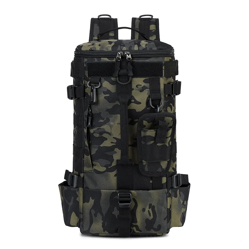 Ein Angelrucksack in schwarz-grünem Camouflage mit mehreren Riemen, Schnallen, einer kleinen Vordertasche und praktischem Rutenhalter, aufrecht vor weißem Hintergrund abgebildet.