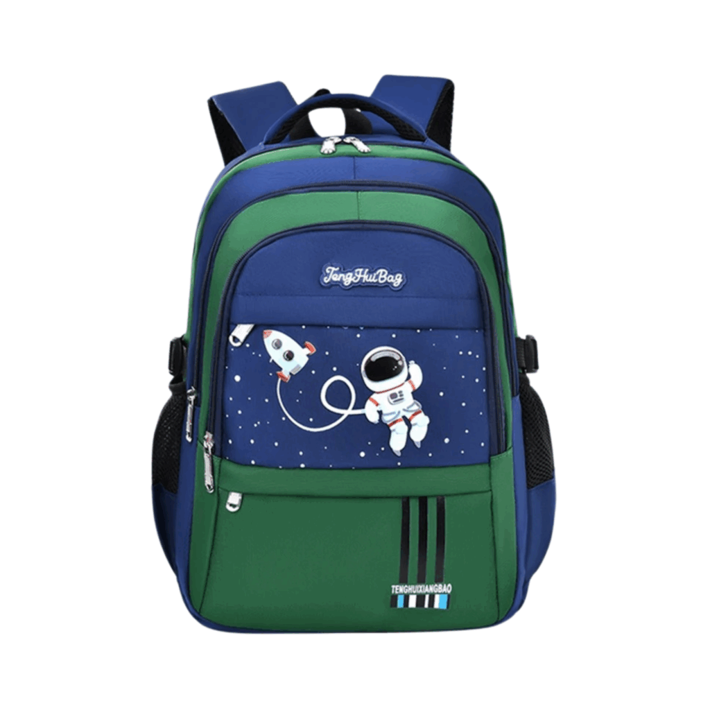 Ein blau-grüner Schulranzen der 1. Klasse mit Astronaut und Rakete im Weltraum, weißen Sternenpunkten und schwarzen Netzseitentaschen. Dieser Schulranzen verfügt über mehrere Reißverschlussfächer – perfekt für junge Entdecker.