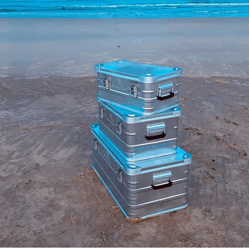 Alubox auf dem sand