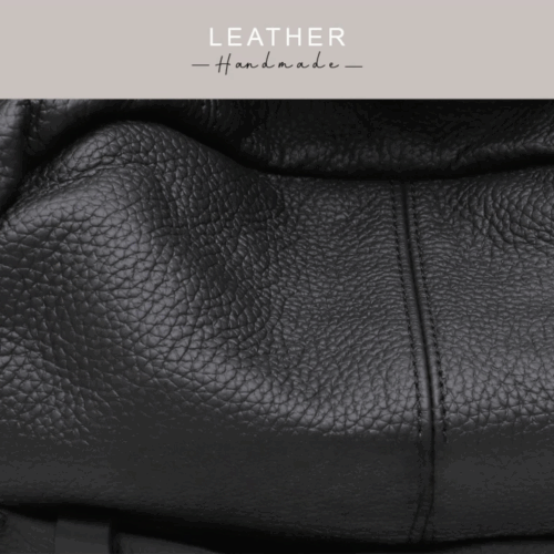 Nahaufnahme von schwarzem strukturiertem Leder mit sichtbaren Nähten unter einem beigen Banner mit der Aufschrift „LEATHER Handmade“ – ideal für Damenrucksäcke aus Leder, Lederrucksäcke für Damen, Businessrucksäcke für Damen, Cityrucksäcke, Tagesrucksäcke oder Handtaschenrucksäcke.