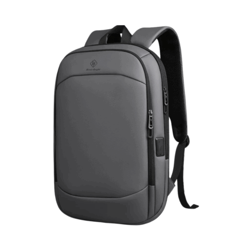 Auf weißem Hintergrund ist ein eleganter, grauer Laptop-Rucksack 17 Zoll mit schwarzen Riemen, einer Reißverschlusstasche vorne und einem seitlichen USB-Ladeanschluss abgebildet.